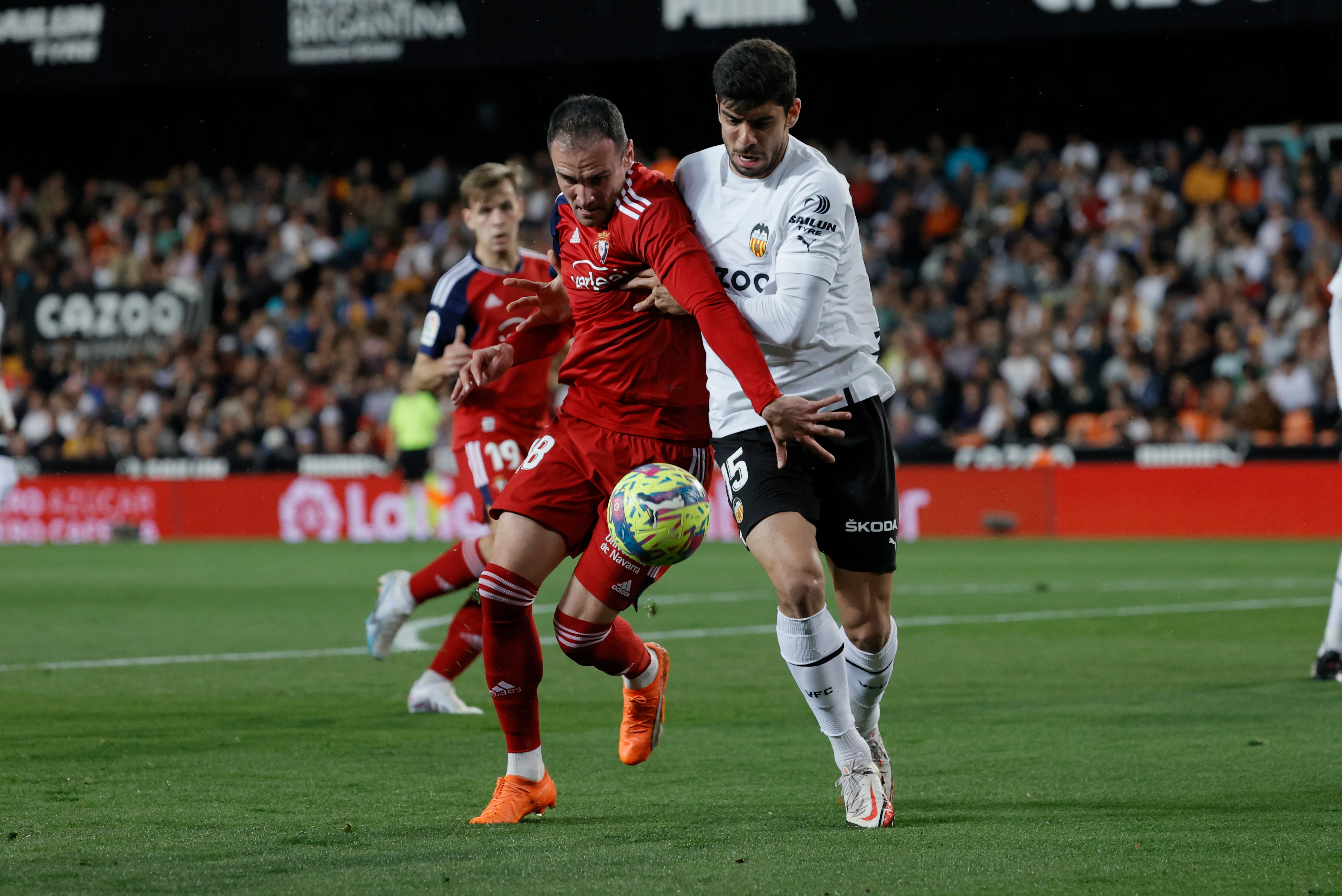 VALENCIA, 11/03/2023.- El defensa turco del Valencia, Cenk Ozkacar (d), disputa el balón ante el delantero de Osasuna, Kike García, durante el partido correspondiente a la jornada 25 de primera división que disputan hoy sábado Valencia y Osasuna en el estadio Mestalla de Valencia. EFE/ Juan Carlos Cárdenas