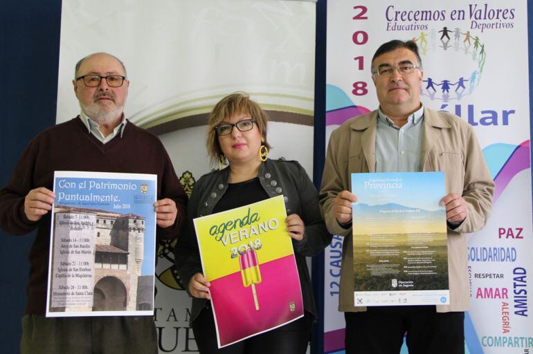 Los concejales de Educación y Patrimonio,Sonia Martín y Luis Senovilla, muestran varios carteles de la programación de verano junto con el historiador Juan Carlos Llorente