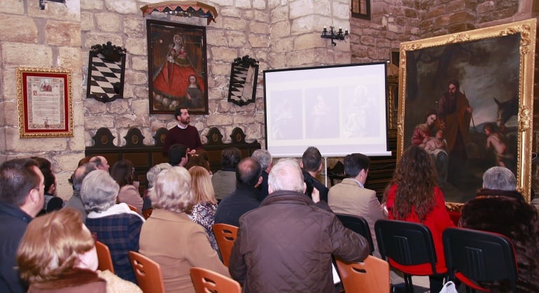 Antonio Custodio explica a los asistentes a la presentación, el proceso seguido para recuperar el cuadro restaurado de la iglesia de la Asunción de Villacarrillo, en colaboración con la Fundación Caja Rural de Jaén