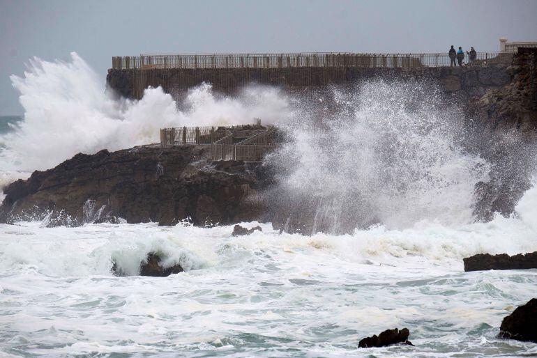 &quot;Hugo&quot; dejó olas espectaculares en la costa cántabra.