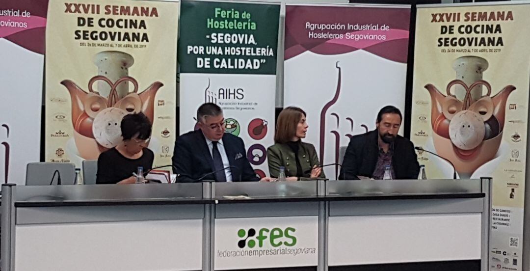 Presentación de la XXVII Semana de Cocina Segoviana con el presidente de AIHS, Roberto Moreno, el gerente de AIHS Javier GArcía, y representates del Ayuntamiento y la Diputación