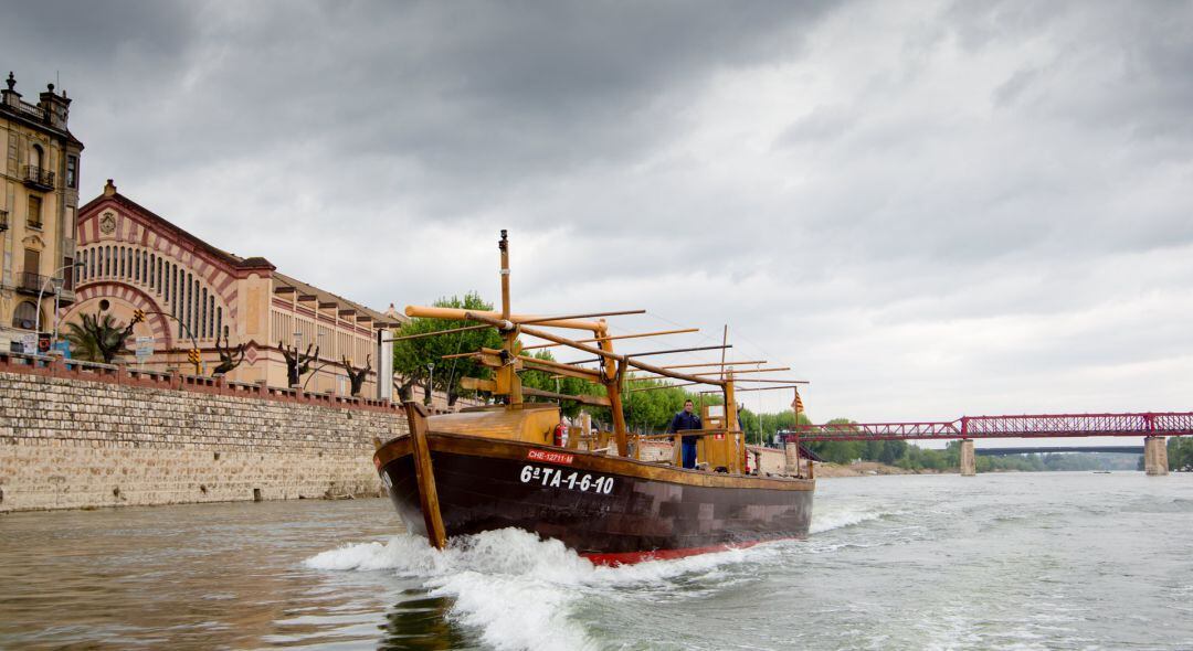 Navegació fluvial pel riu Ebre al seu pas per Tortosa.