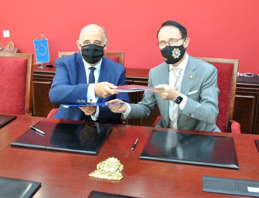 El decano del Colegio de Abogados de Murcia, Francisco Martínez-Escribano, y el Fiscal Superior de la Región de Murcia, José Luis Díaz Manzanera, firman el acuerdo