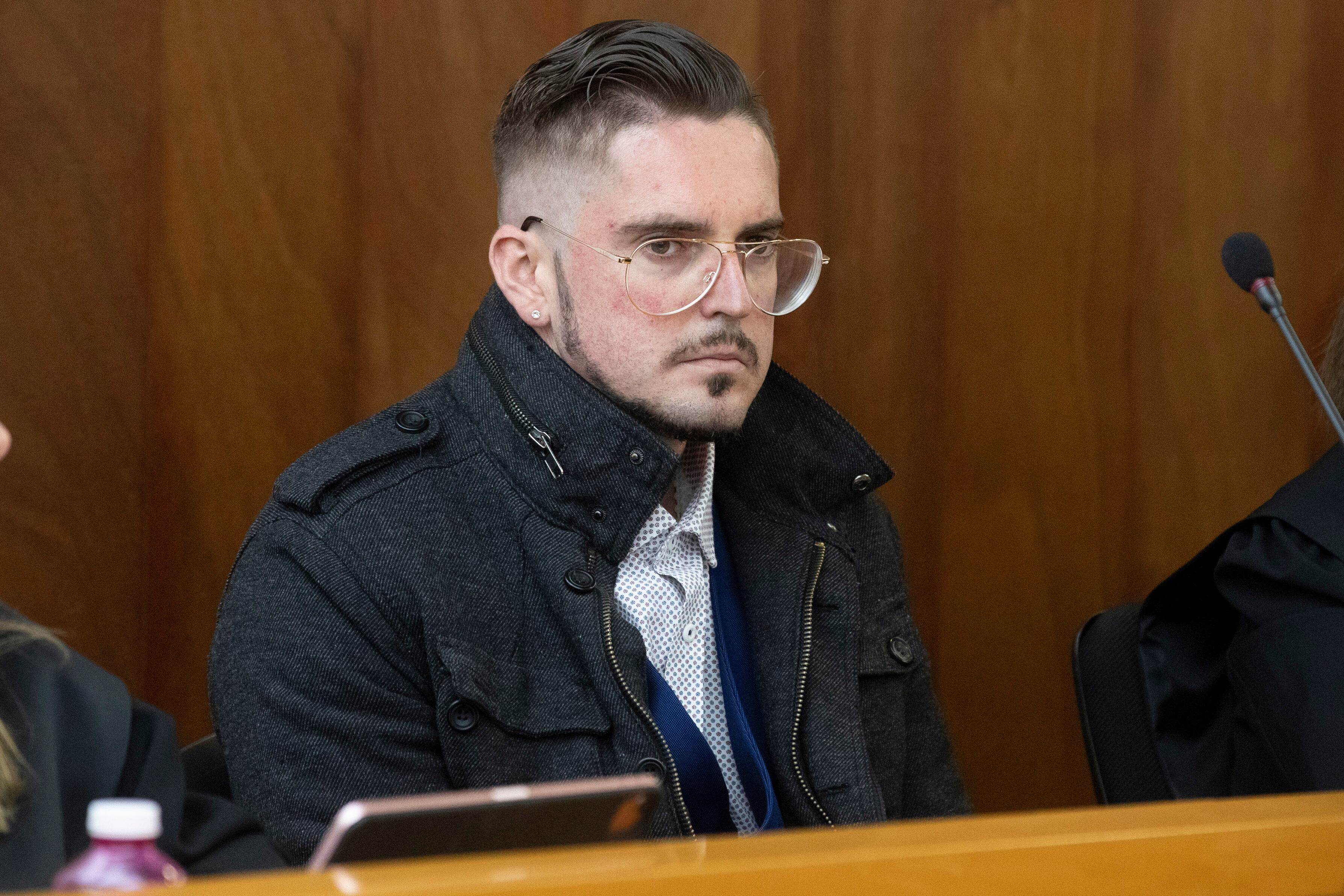 CARTAGENA, (MURCIA), 06/11/2023.- El jóven acusado de atropellar y quemar vivo a un hombre en agosto de 2021 en el paraje de la diputación cartagenera de La Puebla, este lunes durante el jucio con jurado en el Palacio de Justicia de Cartagena. EFE/Marcial Guillén
