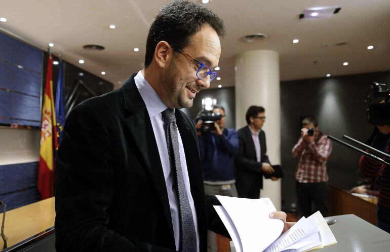 El portavoz del Partido Socialista Obrero Español (PSOE), Antonio Hernando, durante su comparecencia en la rueda de prensa ofrecida hoy tras la junta de portavoces