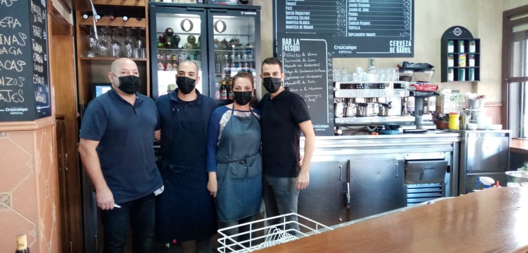 De izquierda a derecha, Javier padre, Javi hijo, Beatriz e Israel, al frente de la Cervecería la Fresqui