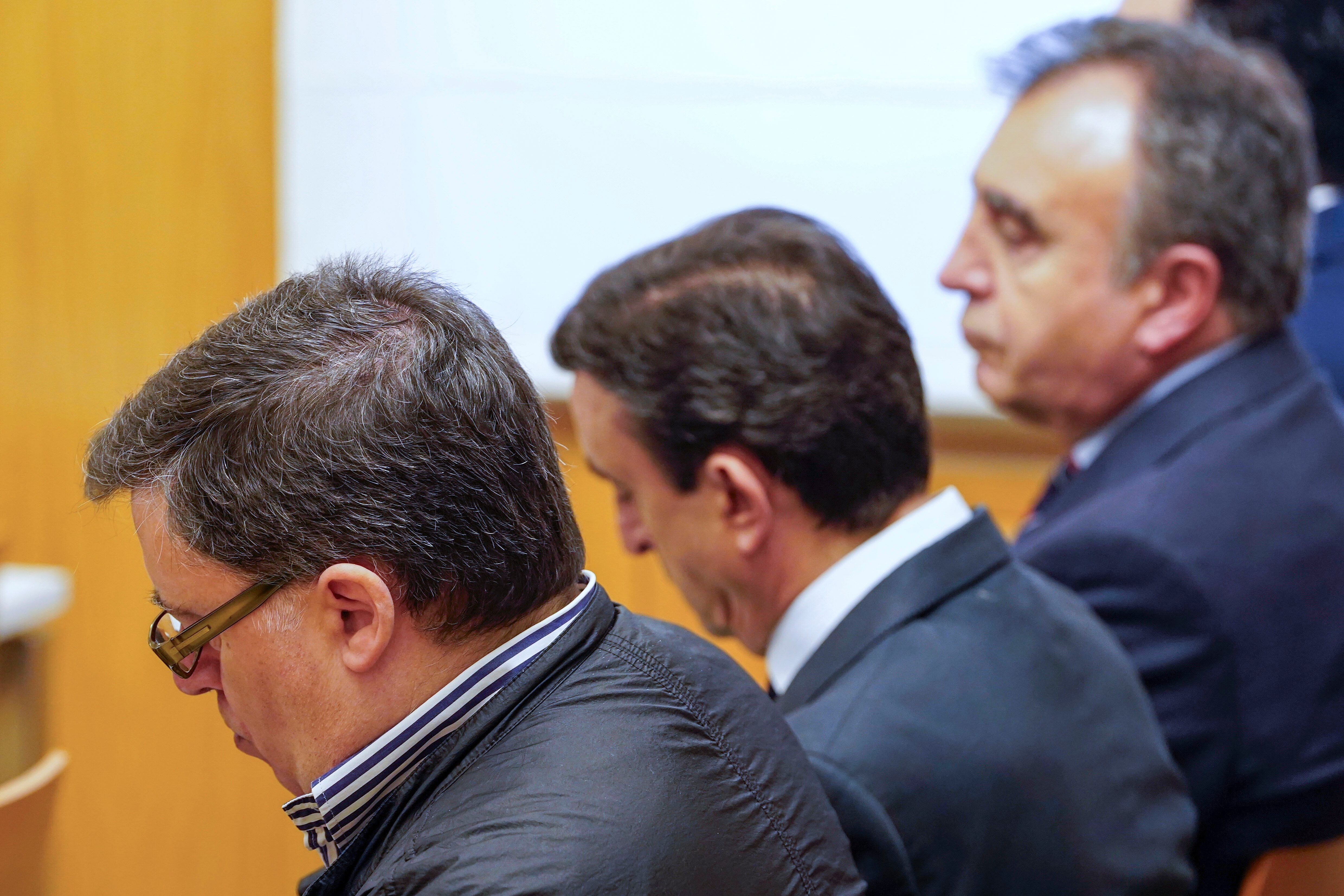 VALLADOLID, 15/09/2025.- Rafael Delgado (i-d) y los hermanos Alberto y Francisco Esgueva se sientan en el banquillo de los acusados en el juicio de la conocida como ?trama eólica en Castilla y León, que se inicia este lunes en Valladolid con la exposición de las cuestiones previas de las partes. La trama eólica es un supuesto caso de corrupción en el que están acusadas quince personas entre exaltos cargos del Ejecutivo autonómico y empresarios. EFE/Nacho Gallego
