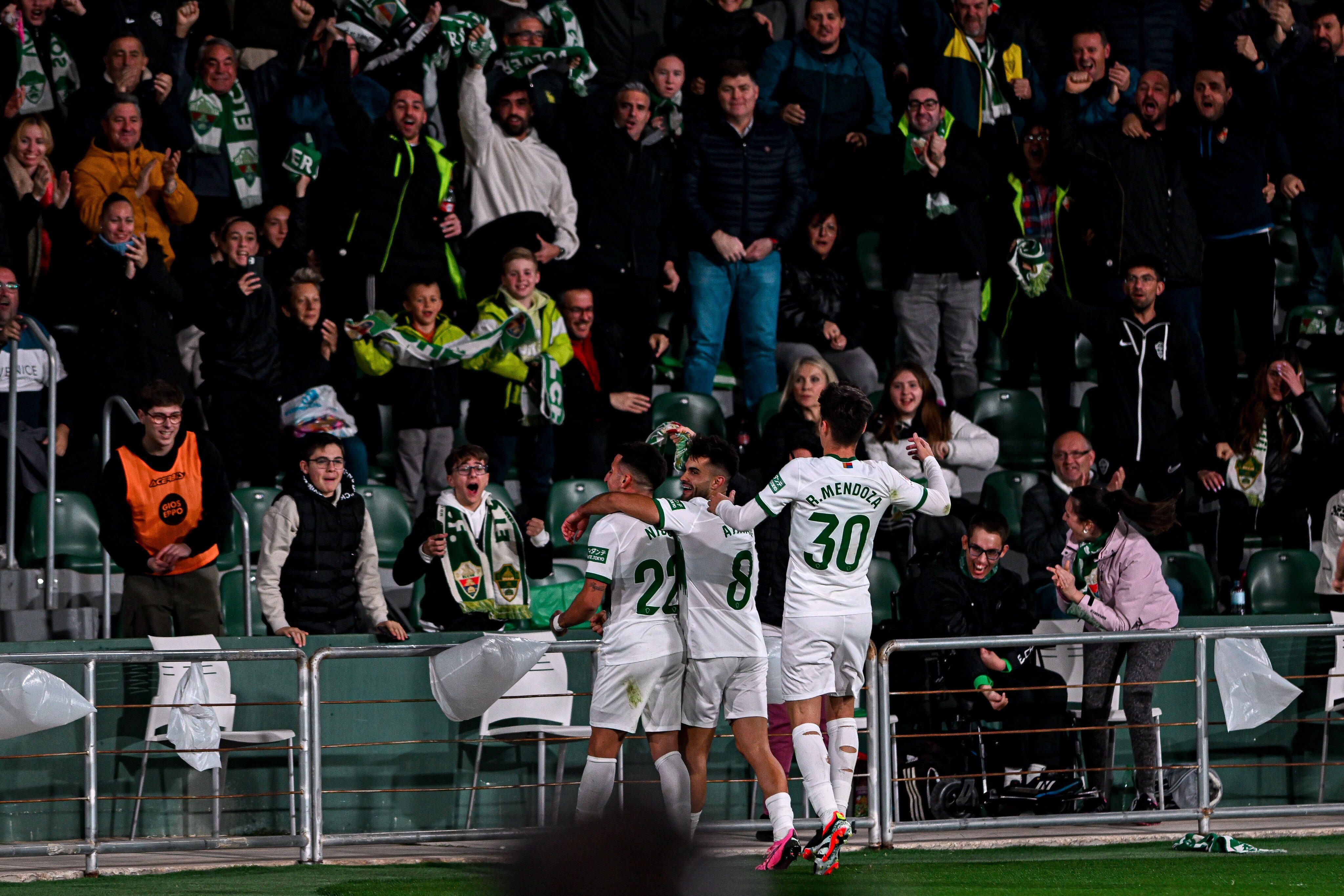 Nico Fernández, Arnáu y Rodrigo Mendoza celebran con la afición uno de los goles al Alcorcón