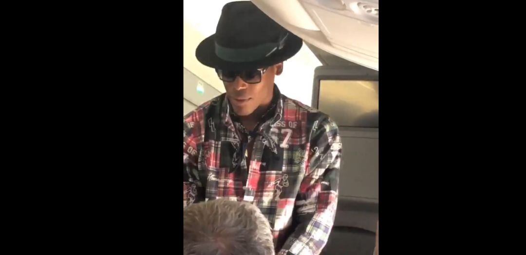 Cam Newton trata de convencer a un pasajero de que le cambie su asiento en el avión