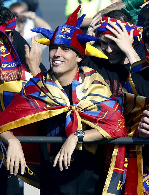 El delantero del FC Barcelona Pedro Rodríguez durante el recorrido en autobús que lleva a la plantilla azulgrana esta tarde por toda la Ciudad Condal para celebrar con la afición la Liga de Campeones que conquistaron ayer en Wembley al vencer por 3-1 al M