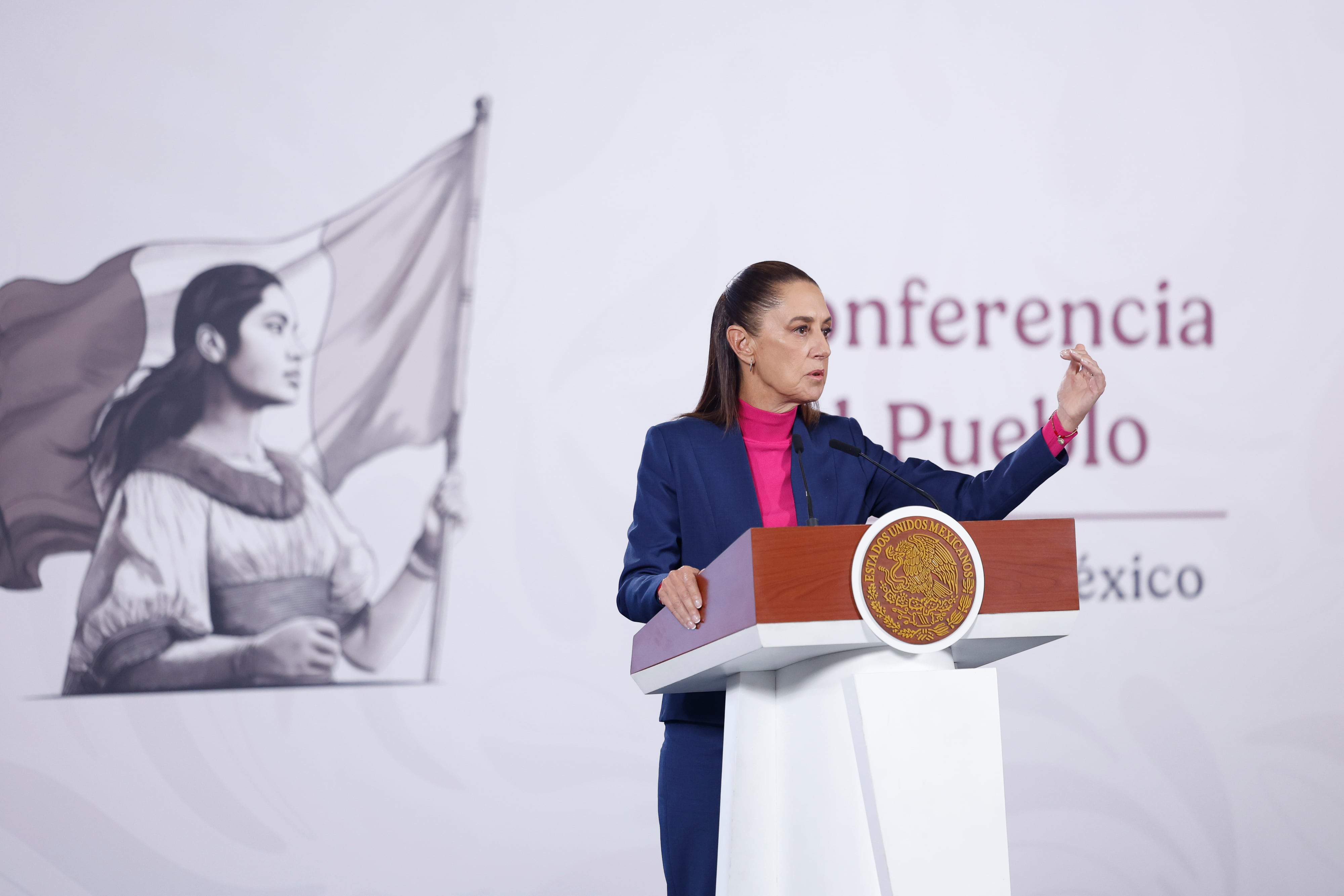 MEX2219. CIUDAD DE MÉXICO (MÉXICO), 07/01/2026.- La presidenta de México, Claudia Sheinbaum, habla durante una rueda de prensa este miércoles, en el Palacio Nacional de Ciudad de México (México). Sheinbaum negó que el país haya incrementado el envío "histórico" de petróleo a Cuba, aunque reconoció que se volvió "un proveedor importante". EFE/ Sáshenka Gutiérrez