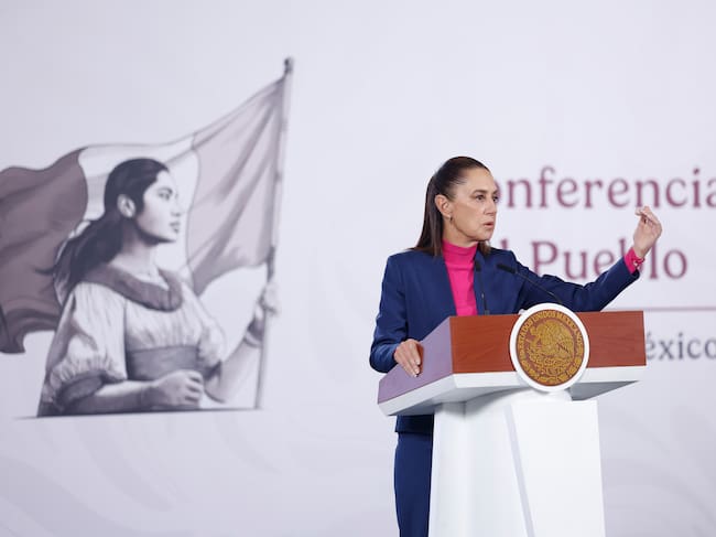 MEX2219. CIUDAD DE MÉXICO (MÉXICO), 07/01/2026.- La presidenta de México, Claudia Sheinbaum, habla durante una rueda de prensa este miércoles, en el Palacio Nacional de Ciudad de México (México). Sheinbaum negó que el país haya incrementado el envío "histórico" de petróleo a Cuba, aunque reconoció que se volvió "un proveedor importante". EFE/ Sáshenka Gutiérrez