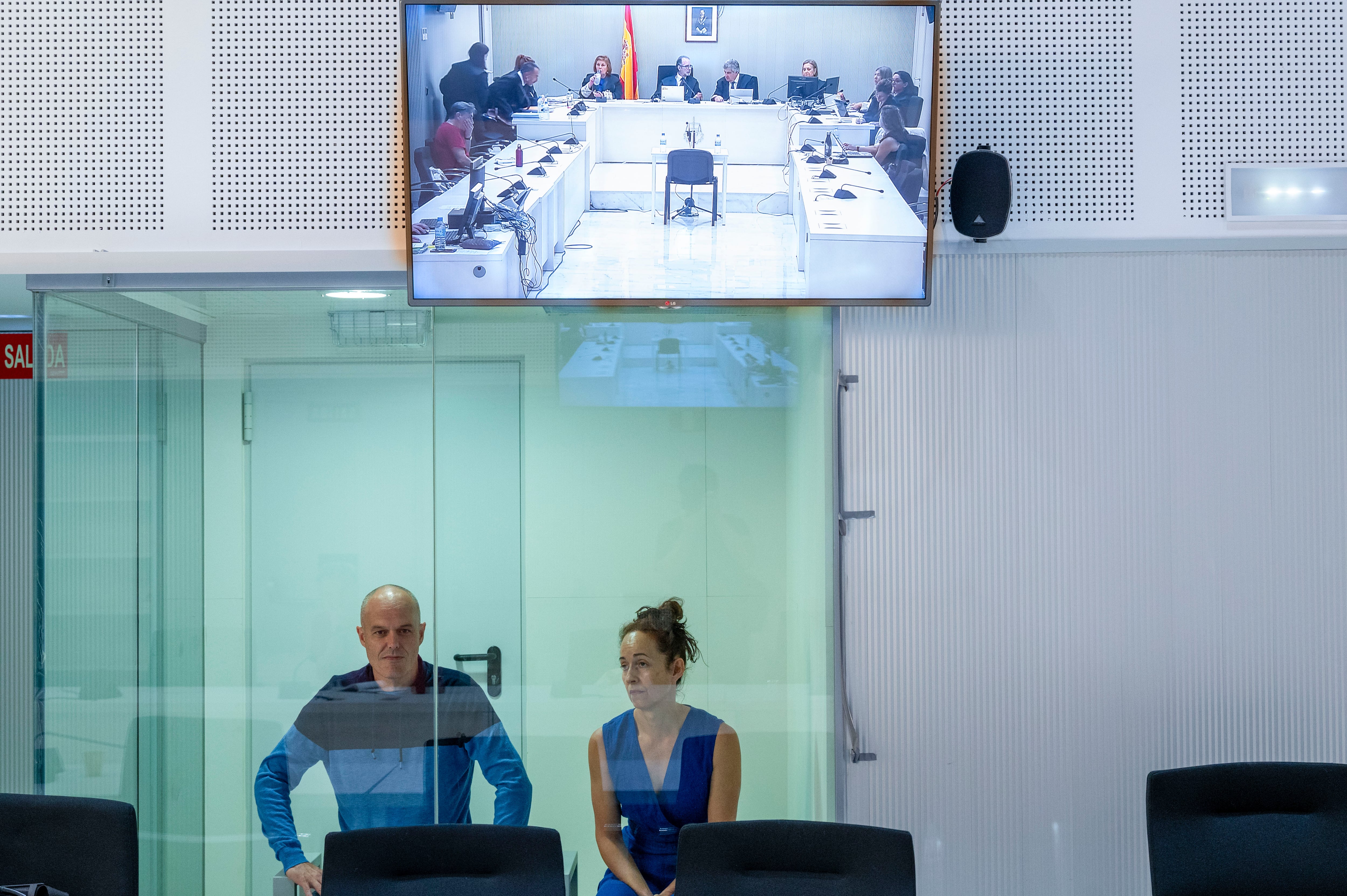 Imagen tomada en la primera jornada del juicio en la Audiencia Nacional al exjefe de ETA Mikel Kabikoitz Carrera Sarobe, &#039;Ata&#039;, y a Miren Itxaso Zaldúa por su presunta responsabilidad en el asesinato del presidente del PP de Aragón Manuel Giménez Abad en mayo del 2001.