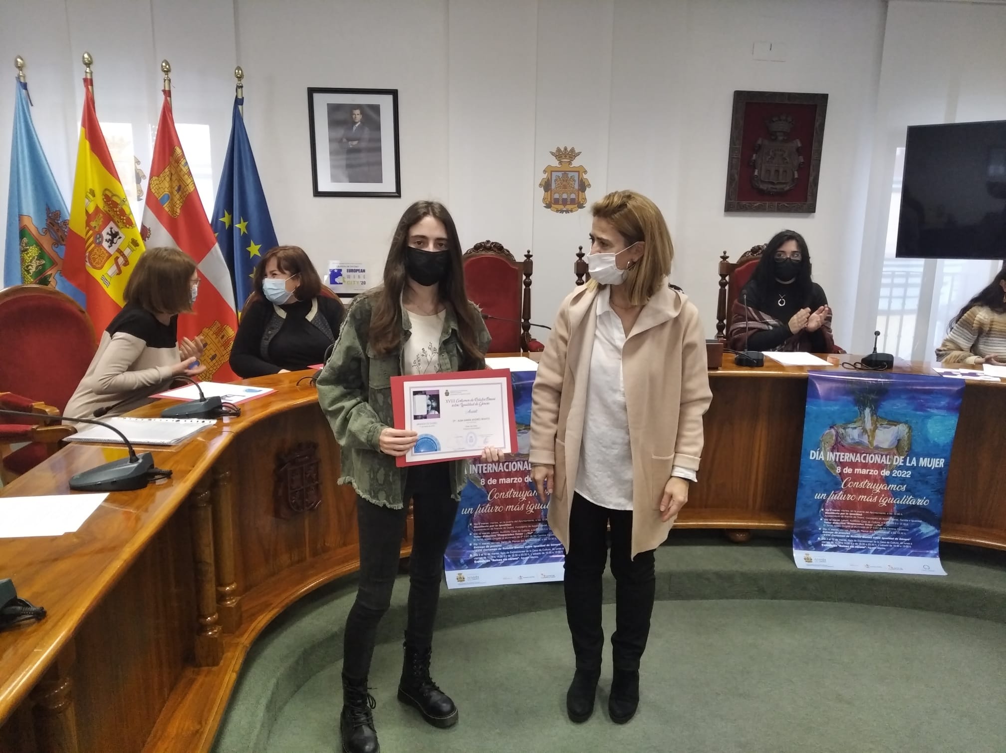 La autora del accésit al mejor relato de Aranda recibe el premio de la concejal de la Mujer, Cristina Valderas