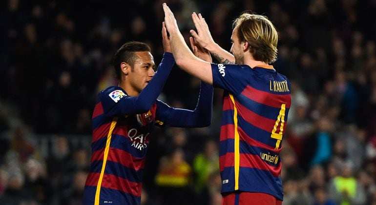 Neymar y Rakitic celebran un gol del brasileño con el Barcelona.