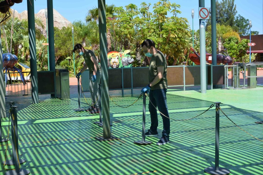 Dos empleados delimitando la zona de paso por Terra Natura.