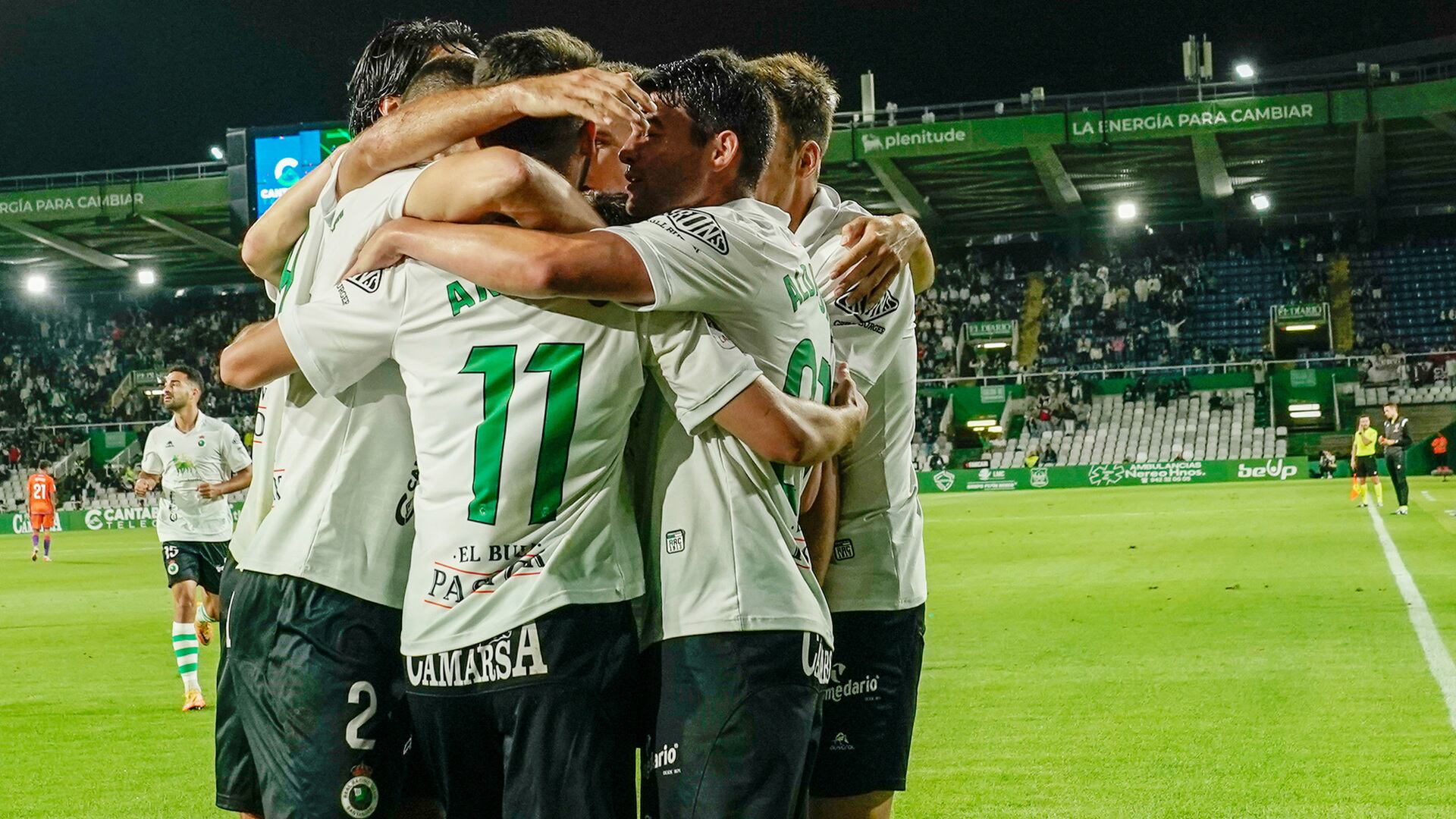 Los jugadores del Racing celebran el gol de Andrés Martín. Resultado: Racing 2 - Albacete 1