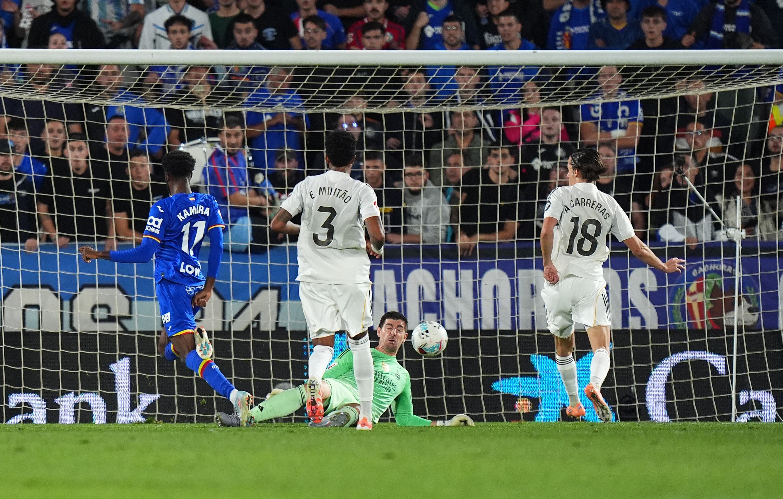 Thibaut Courtois en la parada del último minuto. (Photo by Angel Martinez/Getty Images)