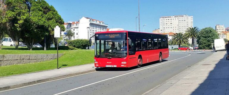 Un bus urbano circulando en sentido único en A Maestranza