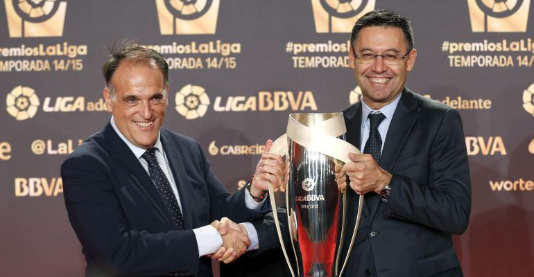 Javier Tebas y Josep María Bartomeu posan con el trofeo de Liga que ganó el Barcelona en la temporada 2014 - 2015