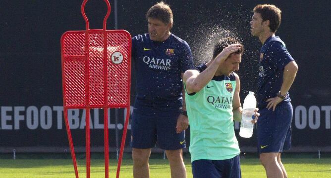 Los miembros del cuerpo técnico del Barcelona y Leo Messi, durante un entrenamiento del primer equipo del club azulgrana.