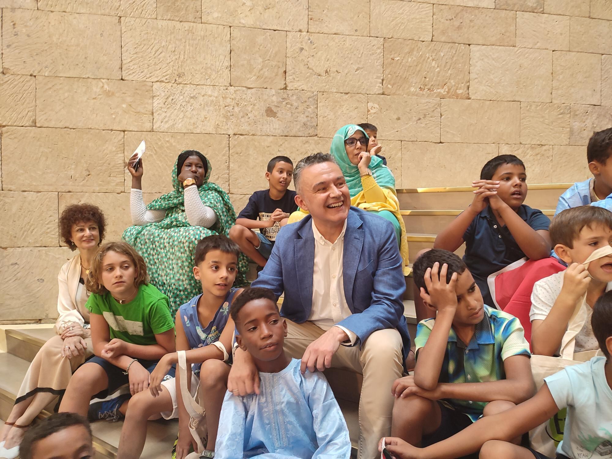 El alcalde de Logroño, Conrado Escobar, recibe a la delegación de niños saharauis que va a pasar el verano en La Rioja | Ayuntamiento de Logroño