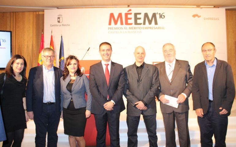Los empresarios albaceteños galadornados en estos premios, junto al presidente de la Diputación, Santiago Cabañero