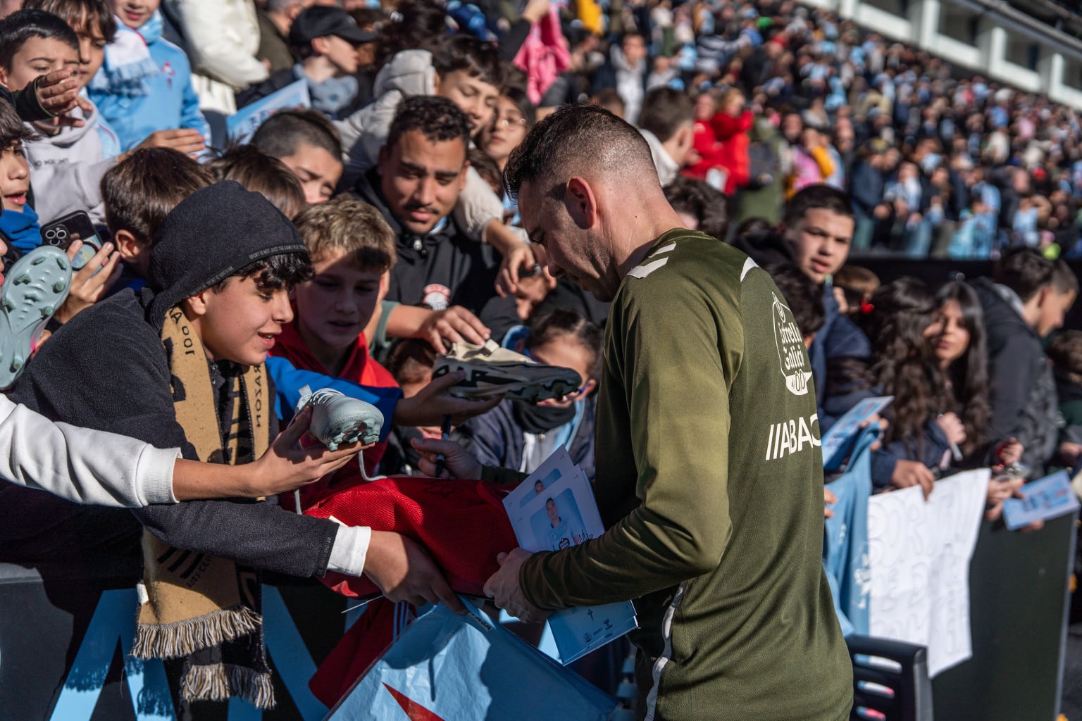 Iago Aspas firma autógrafos en Balaídos
