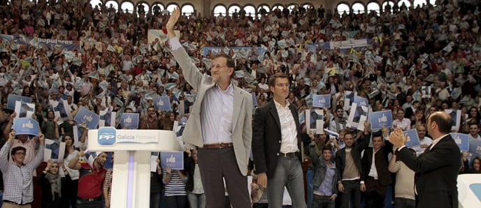 Mariano Rajoy y el candidato a la presidencia de la Xunta de Galicia Alberto Núñez Feijoo, durante el mitin en la plaza de toros de Pontevedra.