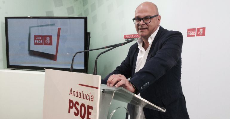El portavoz del PSOE en el Ayuntamiento de Jaén, Manuel Fernández, durante una rueda de prensa.