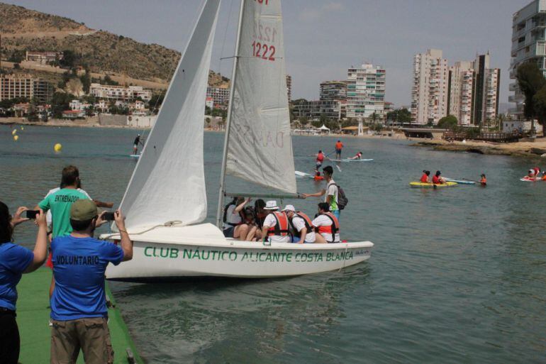 Participantes en una de las actividades de la Jornada &quot;La Mar Solidaria&quot; de 2017