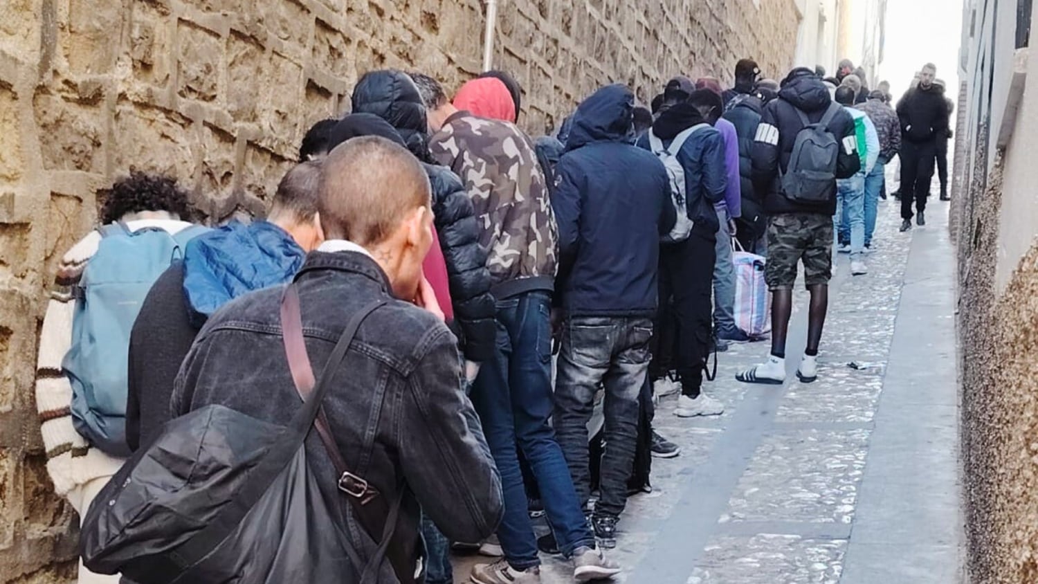 Temporeros haciendo cola en Cáritas.