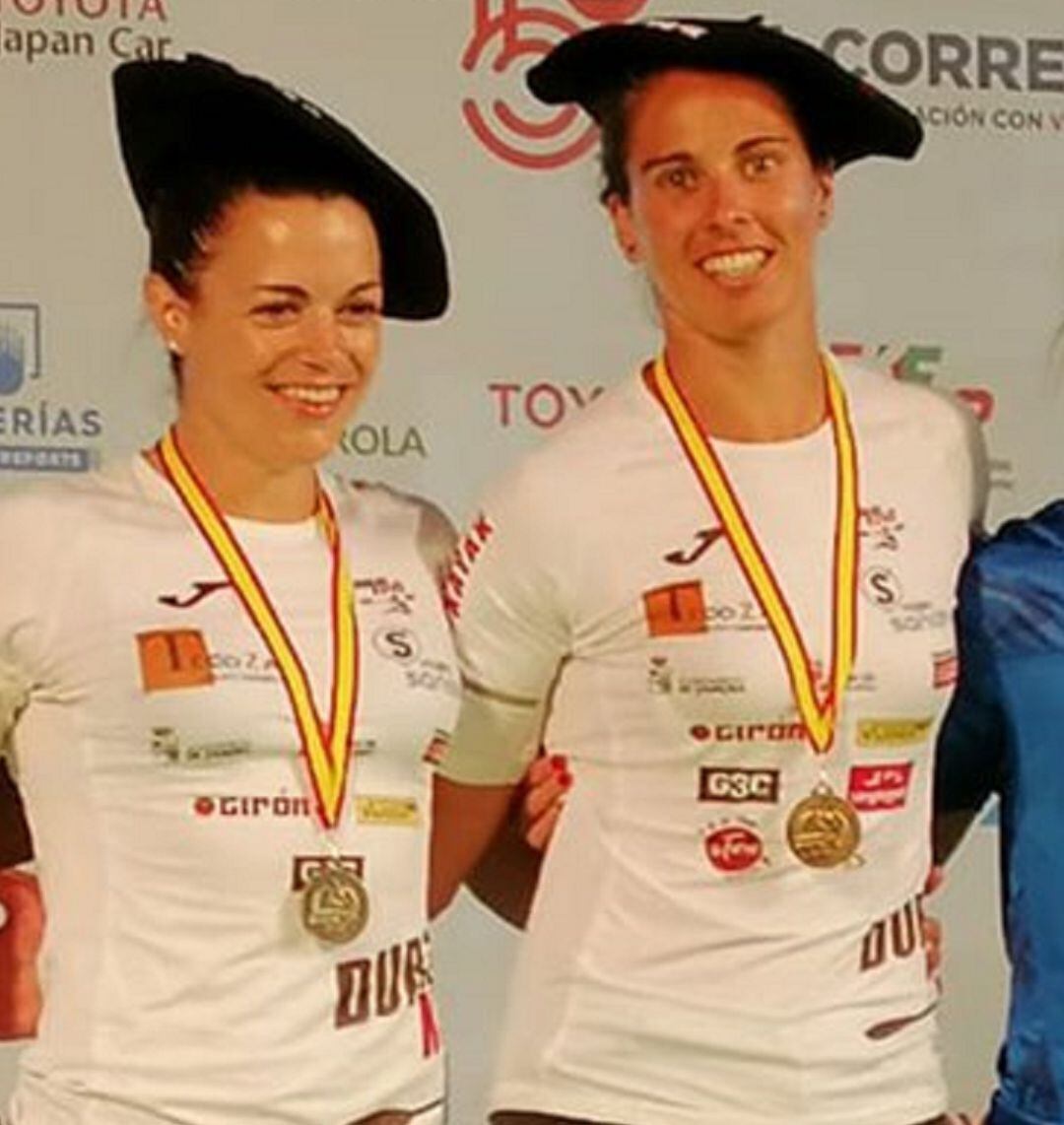 Laura y Eva con su medalla