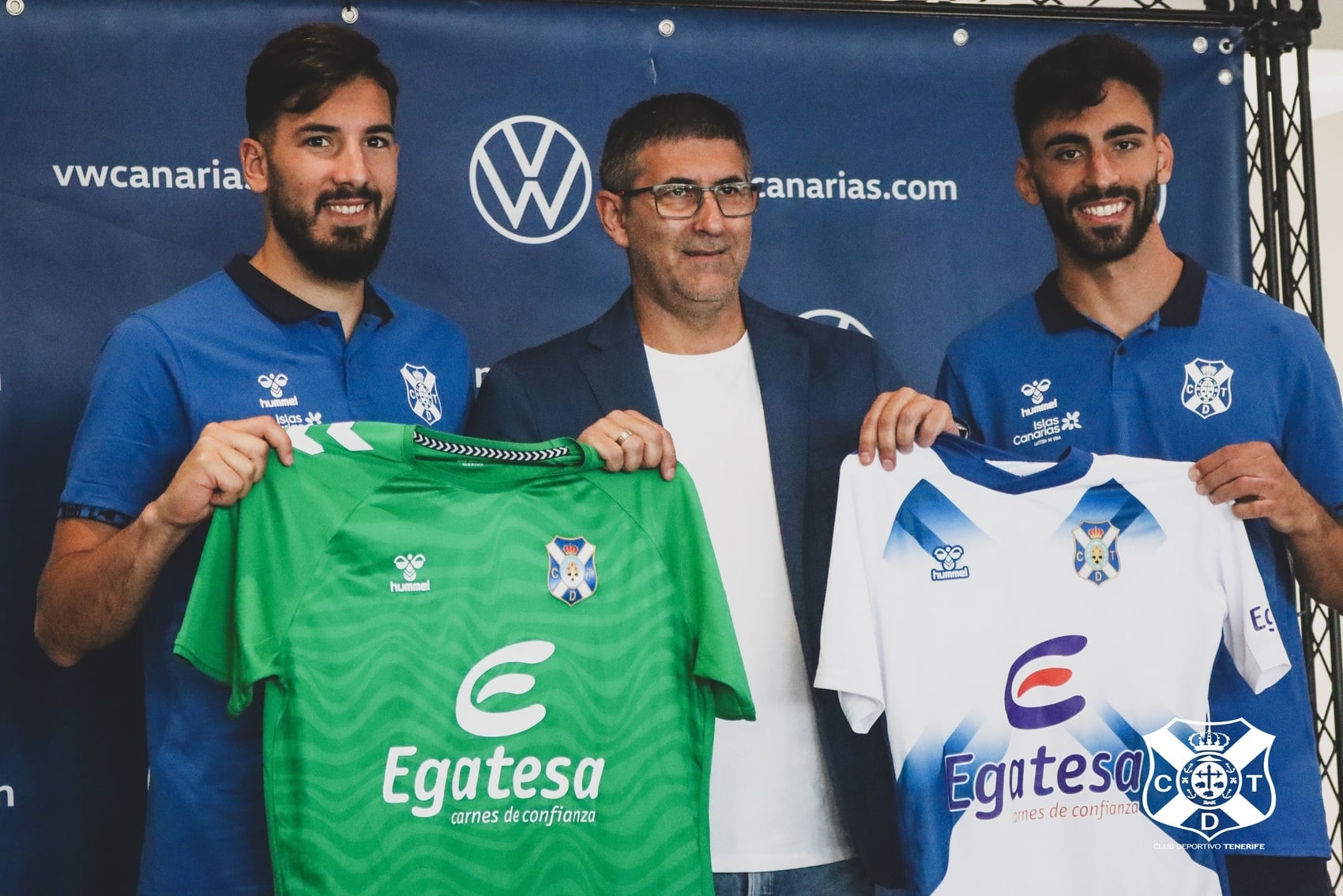 Salvi Carrasco, junto a Juande Rivas, fue presentado hace un año como portero del CD Tenerife