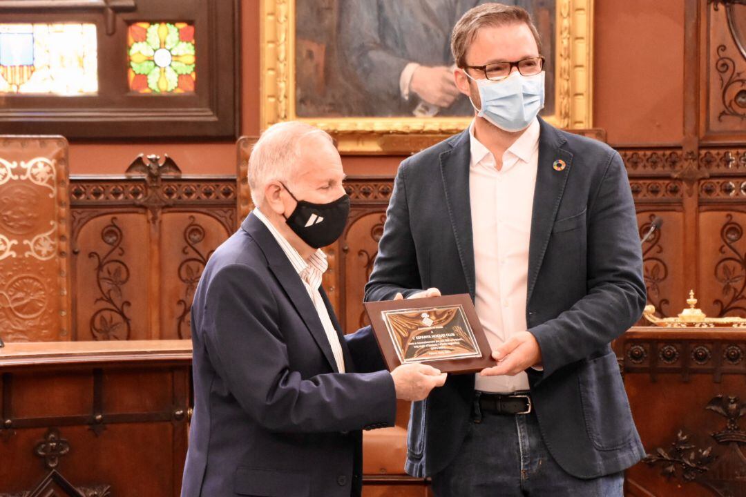 El alcalde de Palma, José Hila, entrega una placa conmemorativa al presidente del Espanya Hoquei Club, Mateo Martorell.