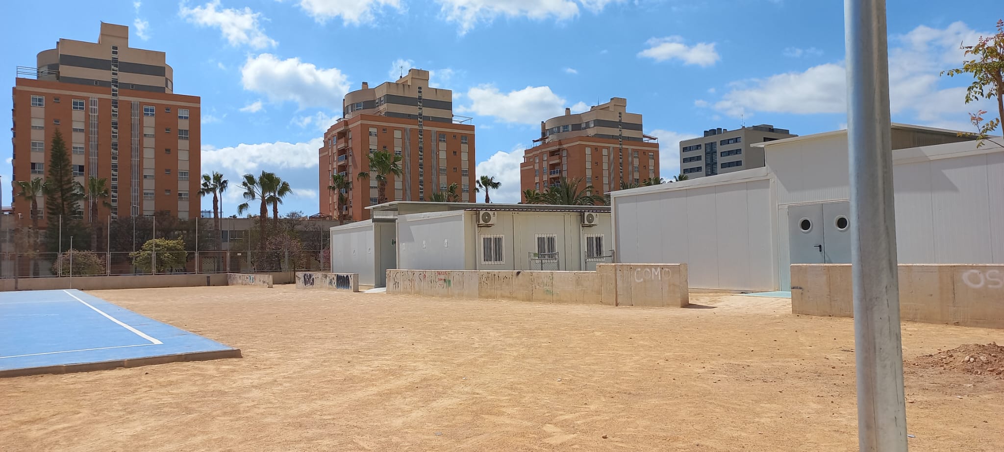 El colegio 56 Pla- Carolinas de Alicante no cuenta con zonas de sombra en el patio
