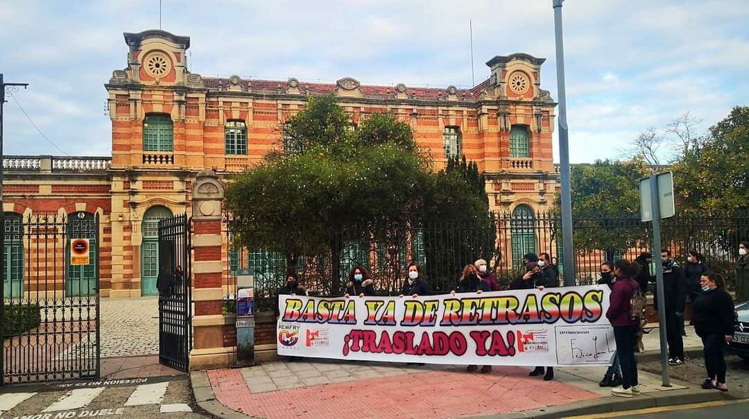 Miembros de la Comisión Pro Traslado a "Peritos" se concentran a las puertas de la Estación de Madrid, antes del pleno.