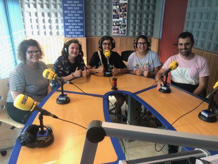 Las alumnas del IES Balàfia junto a sus dos profesores