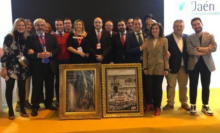 Represenantes de la Agrupación de Cofradías de Baeza y responsables políticos del Ayuntamiento durante la presentación del cartel de la Semana Santa 2019.