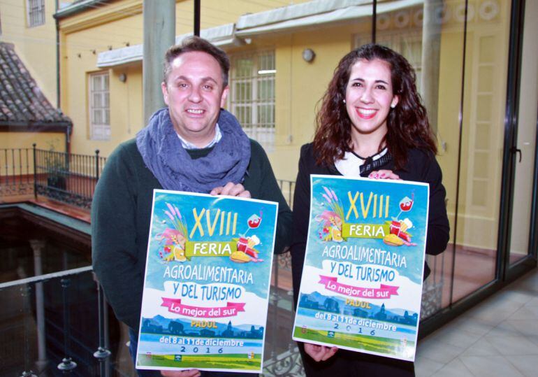 Presentación de la feria agroalimentaria y de turismo de Padul (Granada) por el diputado provincial de Turismo y la concejala de Turismo de la localidad