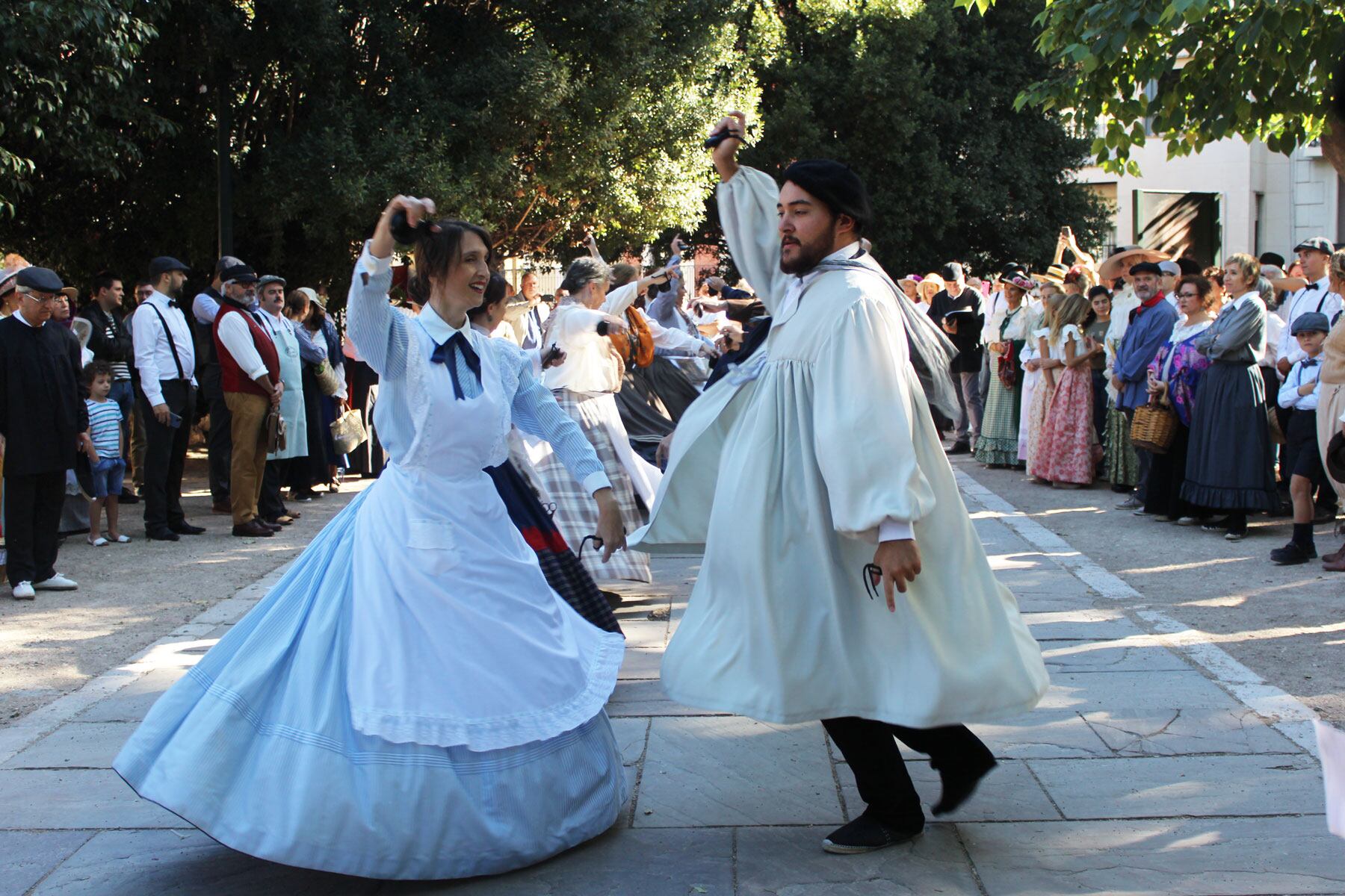 El Grup de Danses Carrascal durant la seua actuació en la Glorieta en la Fira Modernista