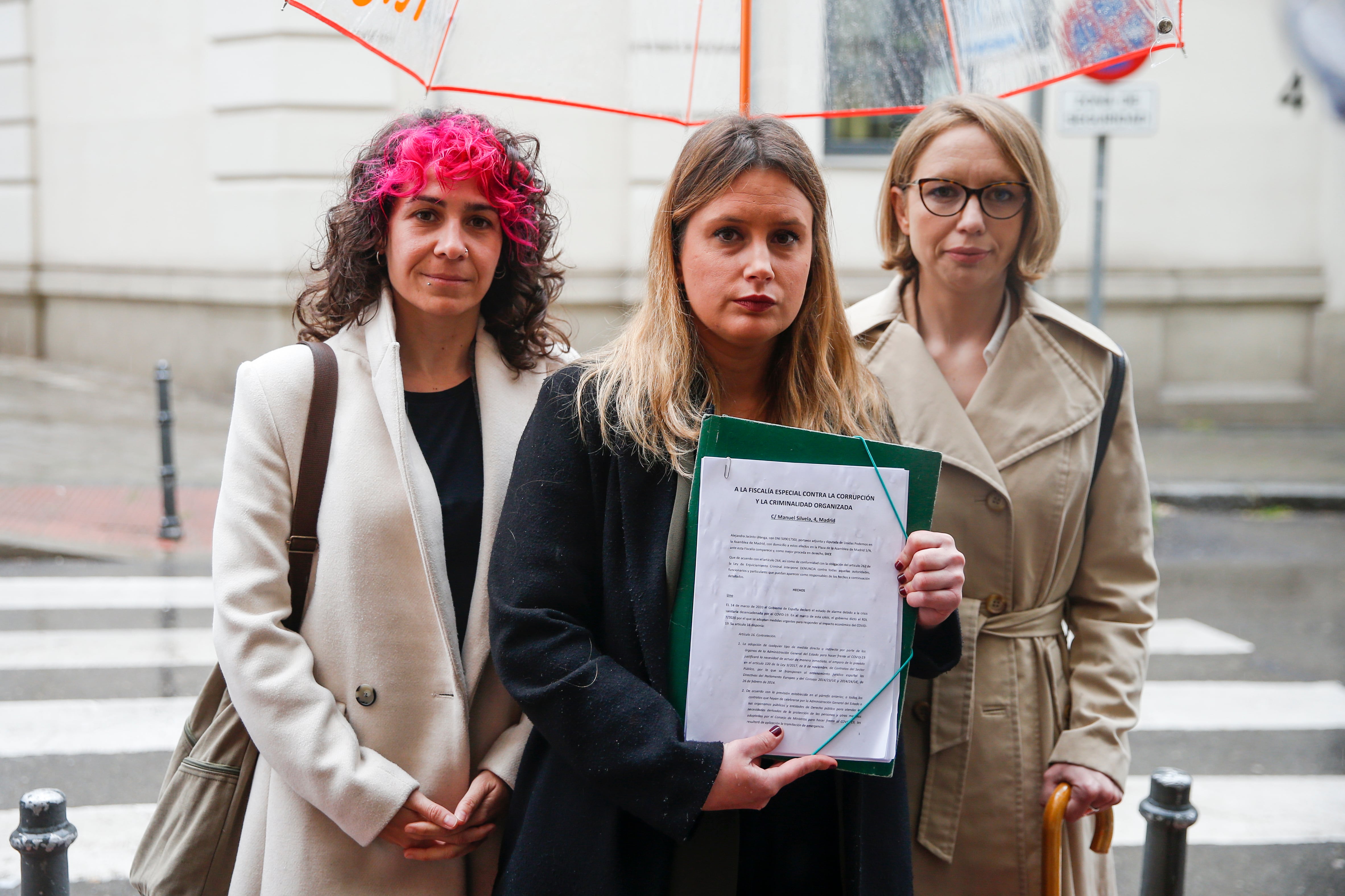 Las portavoces de Unidas Podemos en la Asamblea de Madrid, Carolina Alonso (d) y Alejandra Jacinto (c), acuden a la Fiscalía Anticorrupción, este jueves.