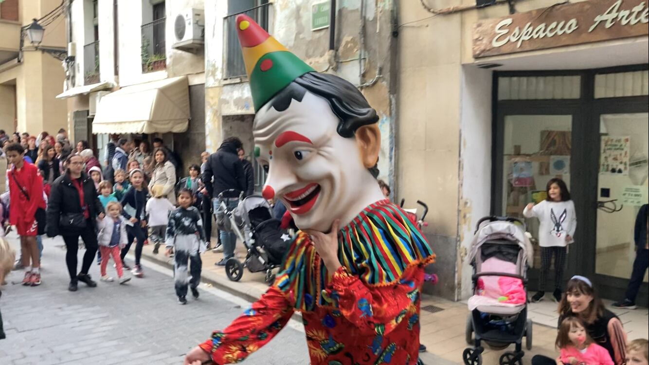 Los cabezudos del barrio generan gran expectación