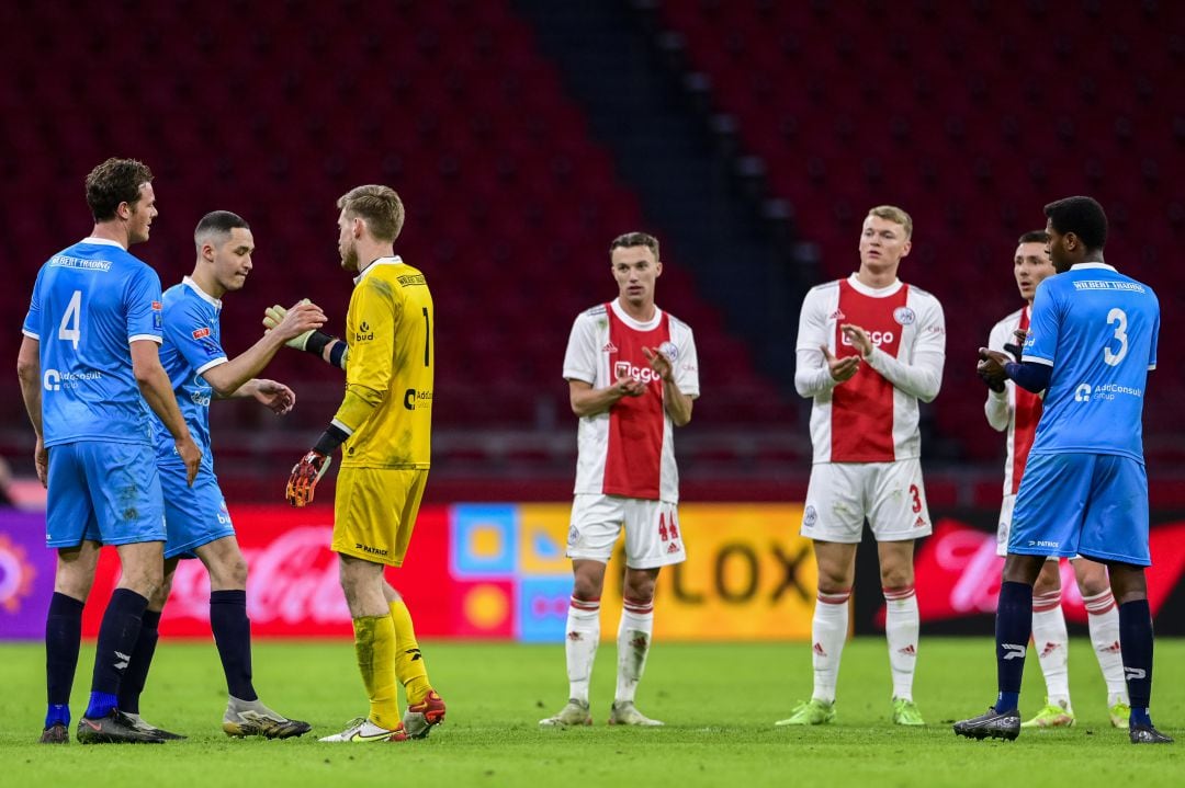 Los jugadores del Ajax le hacen el pasillo a Devin Plank