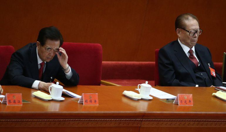 Los expresidentes chinos Hu Jintao y Jiang Zemin asisten a la ceremonia inaugural del XIX Congreso Nacional del Partido Comunista de China en el Gran Palacio del Pueblo en Pekín (China).