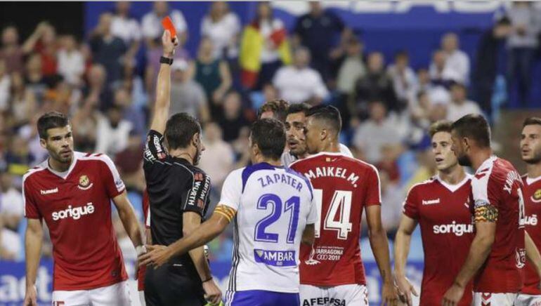 Los jugadores del Zaragoza protestan la tarjeta a Borja Iglesias 