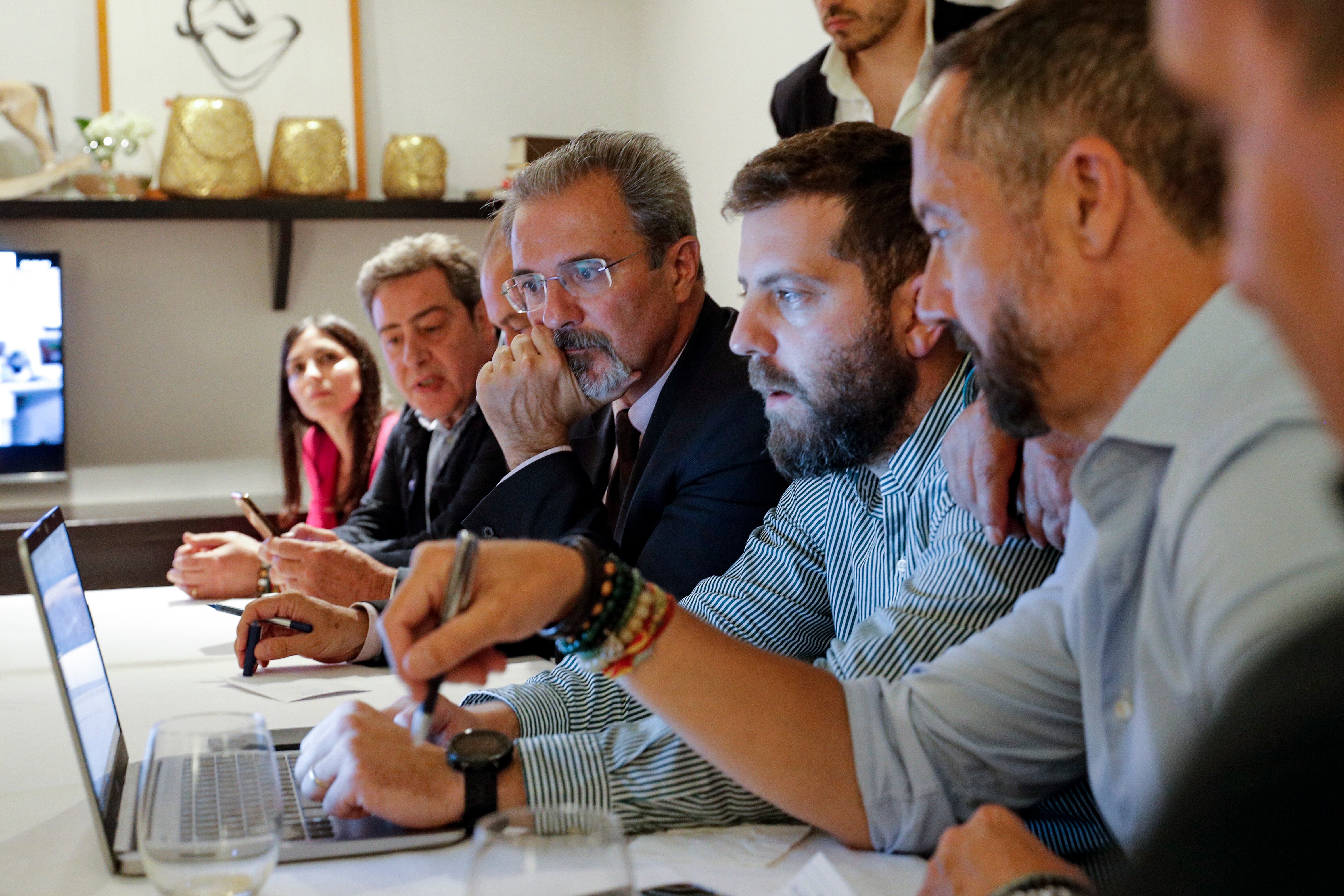 GRAFCVA3706. VALENCIA, 28/05/2023.- El candidato de VOX a la presidencia de la Generalitat, Carlos Flores (centro), y el candidato a la alcaldía, Jose Manuel Bádenas (dcha), observan los resultados que ha obtenido su partido esta noche en un hotel de Valencia. Los primeros votos escrutados da la mayoría absoluta a la suma del PP y Vox en Les Corts. EFE/Manuel Bruque
