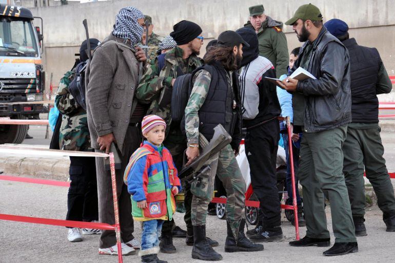 Hombres armados y civiles son evacuados de distintas zonas de Siria