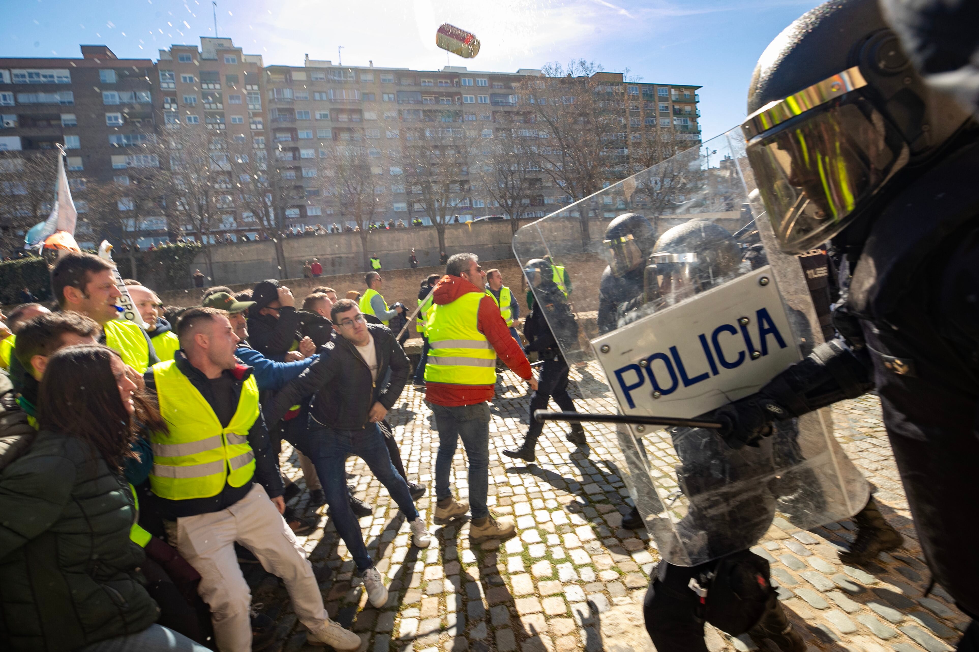 ZARAGOZA, 01/03/2024.- Un grupo de agricultores intenta romper el cordón policial en los alrededores del Palacio de La Aljafería, sede de las Cortes de Aragón, este viernes en Zaragoza. EFE/ Javier Belver
