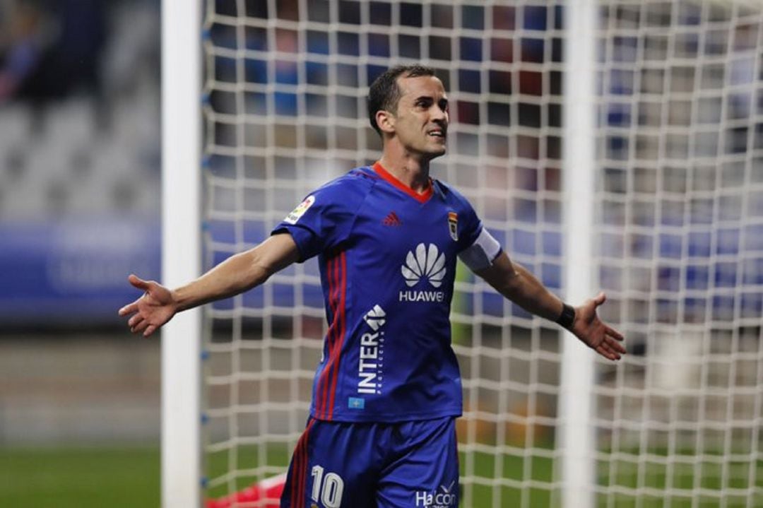 Miguel Linares celebra un gol en el Tartiere durante su etapa en el Real Oviedo. 